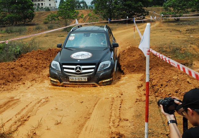 Thử tài lội bùn bằng xe SUV tiền tỷ của Mercedes-Benz Việt Nam